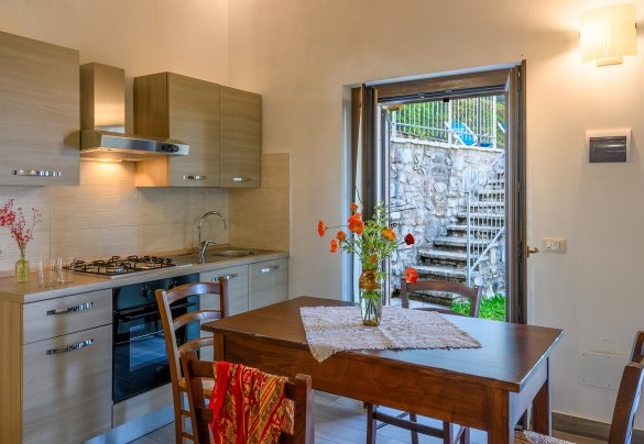 Equipped kitchen with dining table and direct access to the garden, annex - Acquanera