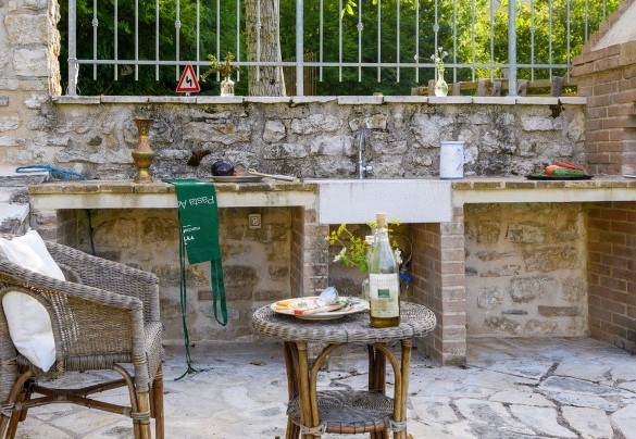 Brick-in barbecue area with worktop and seating - Acquanera