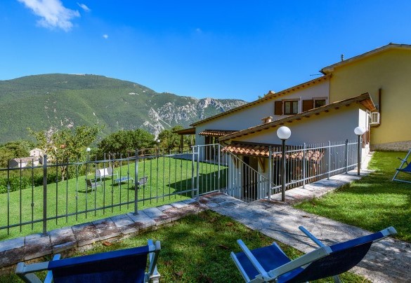 Villa exterior with garden and panoramic view of the surrounding hills - Acquanera