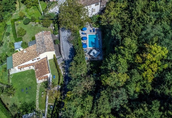 Top view of the property with pool and surrounding green areas - Acquanera