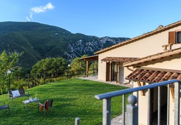 Outdoor seating on the lawn with mountain views - Acquanera