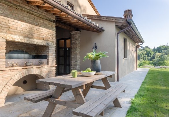 The wood-fired oven and a brick barbecue – Agriresort Bacaringhe 