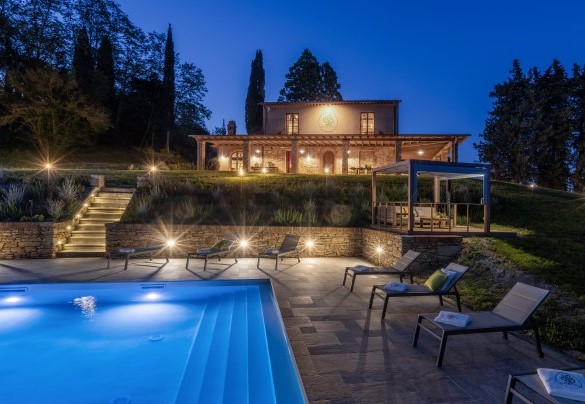The pool is equipped with a Roman staircase for access and internal lights – Agriresort Bacaringhe 