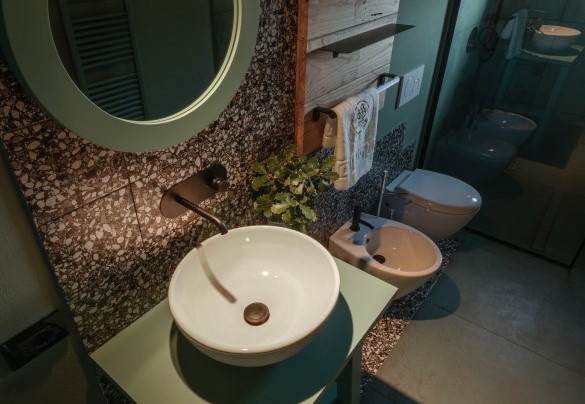 The bathroom with shower no. 1 on the first floor – Agriresort Bacaringhe 