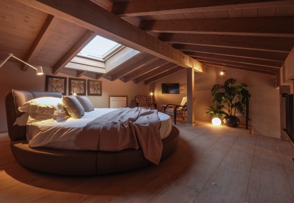 The double bedroom no. 6 on the first floor in the loft – Agriresort Bacaringhe