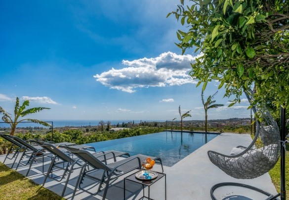 La vasca rettangolare misura 5 x 10 m ed ha una profondità 1,40 m - Agrumé Country House