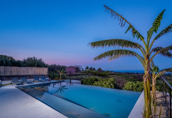 L’infinito paesaggio davanti alla piscina termina con la vista del mare – Agrumé Country House