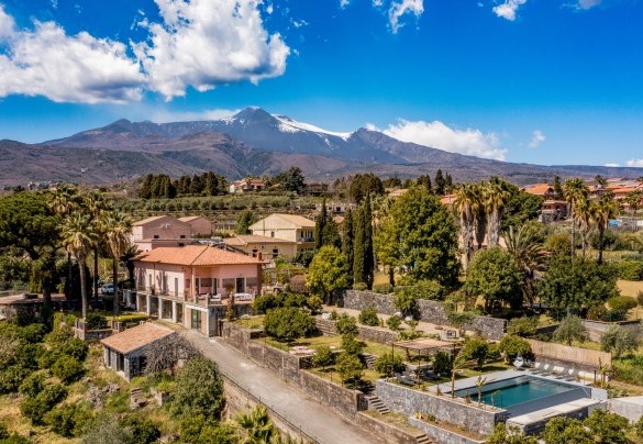 Siamo a circa mezz’ora dalle sommità più alte dell’Etna - Agrumé Country House