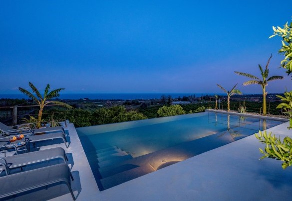 L’ultimo terrazzamento vista mare ospita la piscina a sfioro che dà sull’agrumeto - Agrumé Country House