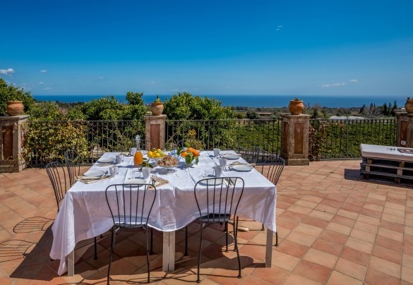 Uno dei terrazzi che attorniano la casa è attrezzato da zona pranzo - Agrumé Country House