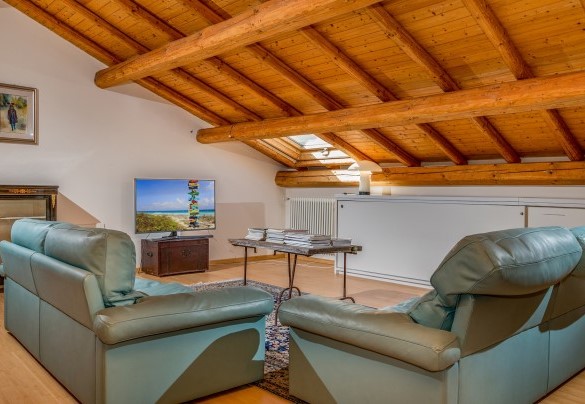 L’ampio salone al piano superiore - Agrumé Country House
