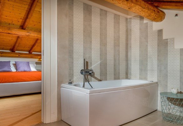 Il bagno en suite con vasca idromassaggio della quarta camera da letto - Agrumé Country House
