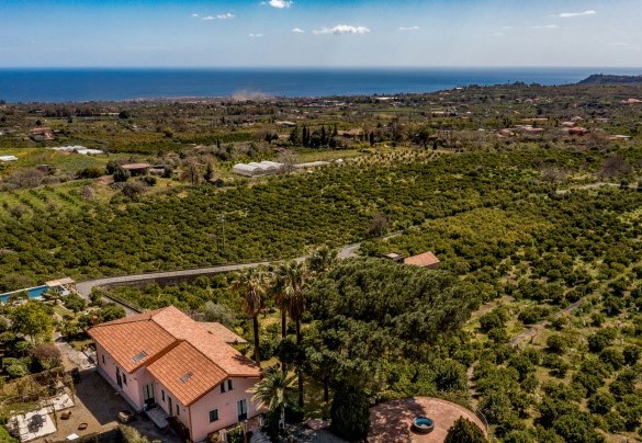 Questo casale è inserito in un'azienda agricola presidiata da distese di agrumi –Agrumé Country House