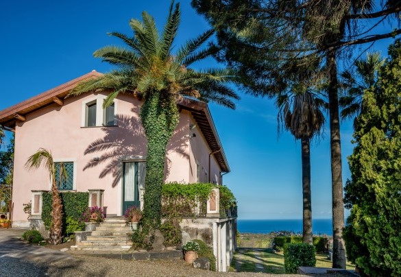 Il casale è stato sapientemente ristrutturato mantenendo il suo sapore antico – Agrumé Country House