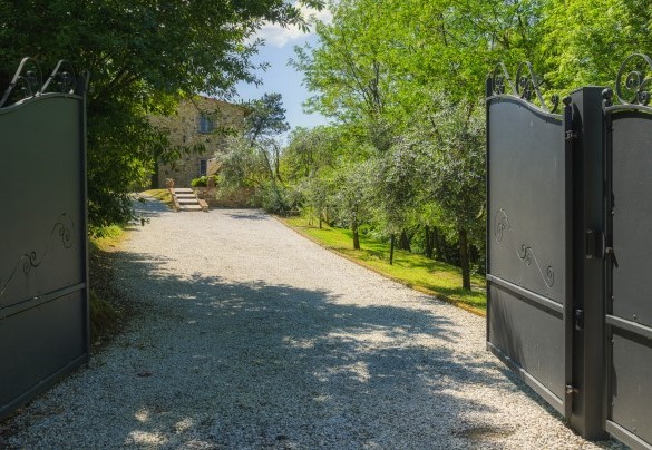 Il cancello automatico d’ingresso alla villa – Ai due Cuori