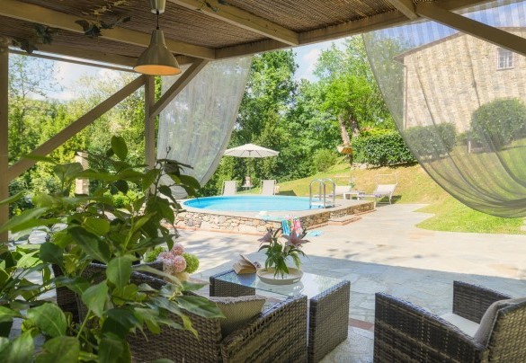 La piscina con area solarium dotata di ombrellone, gazebo e lettini - Ai due Cuori