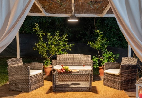 Il gazebo con area living di notte – Ai due Cuori