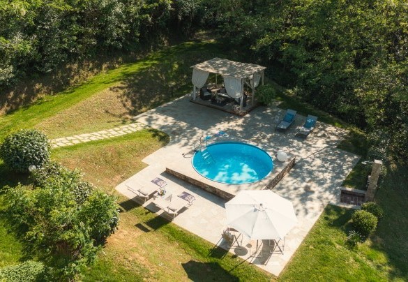 L’ombreggiata area della piscina – Ai due Cuori