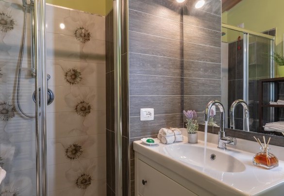 The bathroom with shower n.1 - Ai due cuori