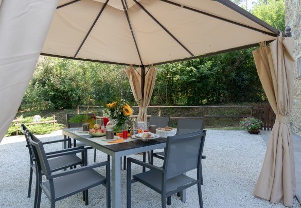 Nella zona pranzo esterna vicino alla cucina è posizionato un gazebo - Ai due Cuori