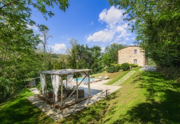 L’ombreggiato gazebo in piscina con la zona living a pochi passi dalla villa – Ai due Cuori