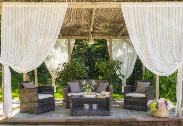 L’ombreggiato gazebo in piscina con la zona living  – Ai due Cuori