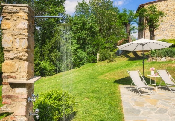 La doccia esterna vicino alla piscina con acqua fredda e calda – Ai due Cuori