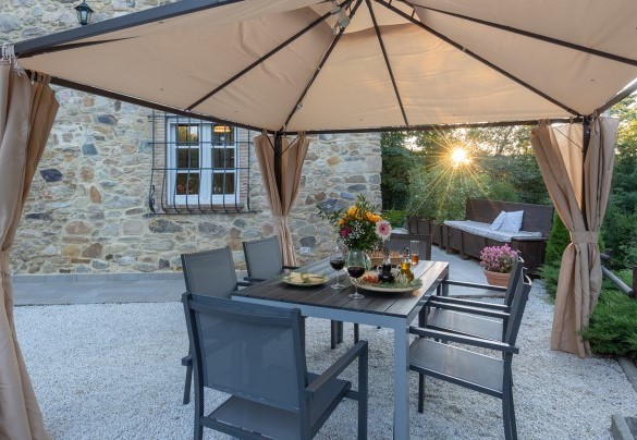 Nella zona pranzo esterna vicino alla cucina è posizionato un gazebo - Ai due Cuori