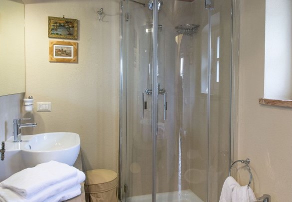 Bathroom with shower on the ground floor - Albachiara