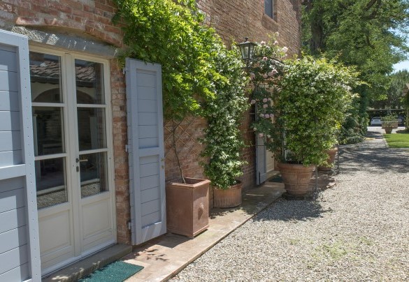 From the front door a path leads to the parking area - Albachiara