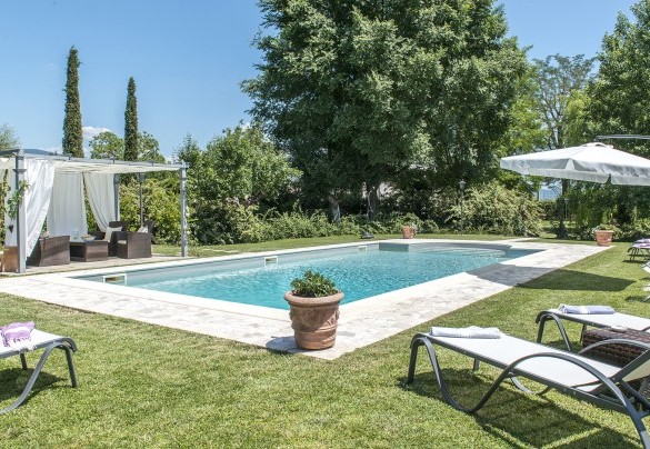 The pool measures 5 x 10 m with a depth varying from 0.70 to 1.90 m - Albachiara 