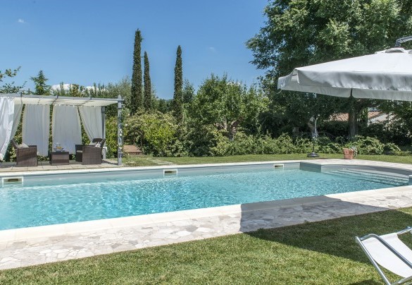 The pool and the sunbath area set up with sunbeds, deckchairs, umbrella and gazebo in iron - Albachiara 