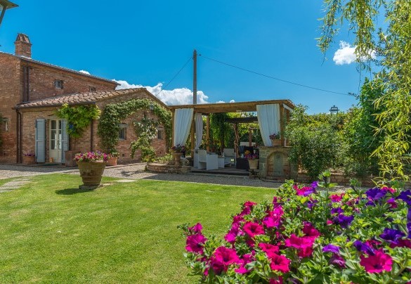 The property stands in the sweet, green Val di Chiana between Siena and Arezzo - Albachiara