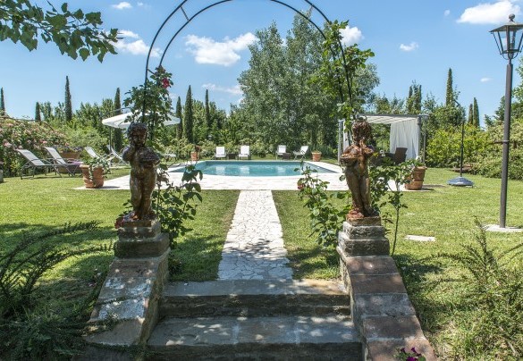  The pool is on one level reached by four stone steps - Albachiara