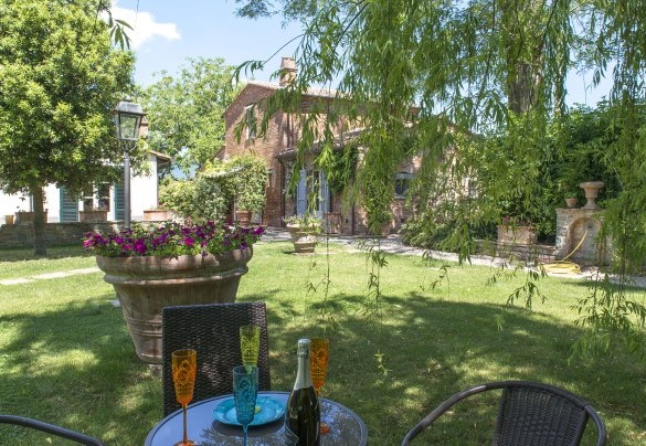 The luxuriant garden, with its many flowering plants, is the perfect frame for the inviting outdoor areas - Albachiara 
