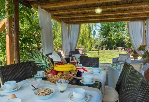  Detail of the outdoor dining area - Albachiara 