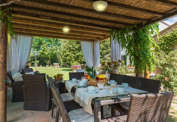 On one side of the house, along the perimeter enriched with camellias, rhododendrons and hydrangeas, is the gazebo - Albachiara