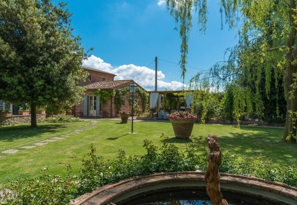 The garden and the farmhouse in the background - Albachiara