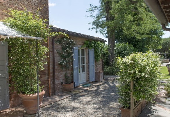 The luxuriant and well-kept park surrounds the property - Albachiara