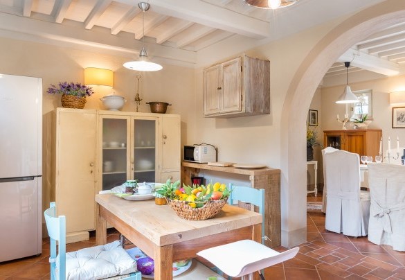 The kitchen communicates comfortably with the dining room - Albachiara