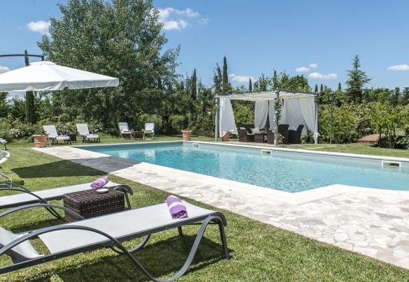 The pool and the sunbath area set up with sunbeds, deckchairs, umbrella and gazebo in iron - Albachiara 