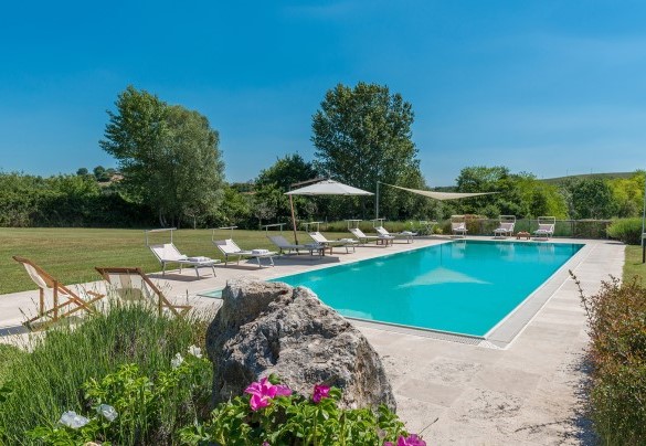 The infinity pool, situated just a few metres from the house, is in a splendid panoramic position – Alborata