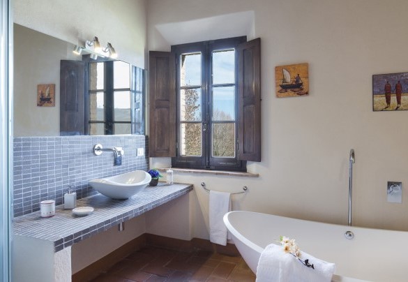 Bathroom with tub and shower on the first floor – Alborata
