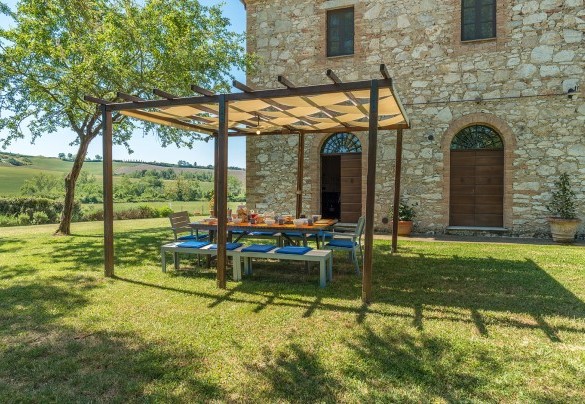 Just outside the kitchen French window, in a shaded area, a gazebo with table and chairs – Alborata