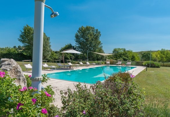 The infinity pool, situated just a few metres from the house – Alborata