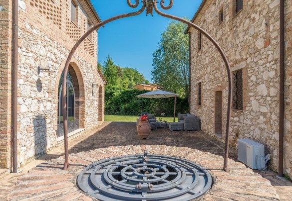 The inner courtyard which, paved in terracotta, and with an old well – Alborata