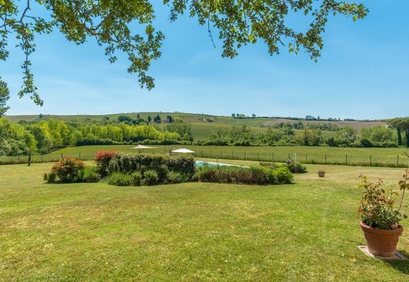 A luxuriant garden of about 3000 square metres surrounds the park covered by grass – Alborata