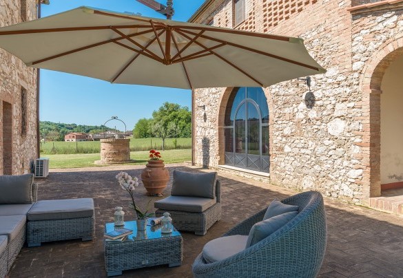 The inner courtyard which, paved in terracotta, is furnished with garden chairs and tables – Alborata