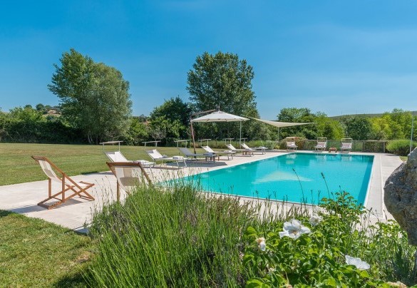 The pool area and the solarium are paved in Tuscan travertine and grass – Alborata