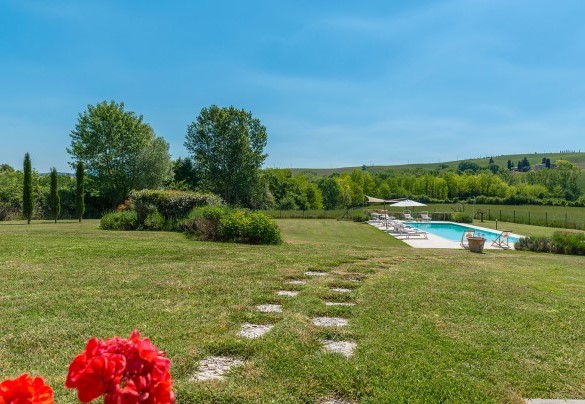 The infinity pool is situated just a few metres from the house – Alborata 